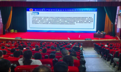 杨坤龙通过大量实物图片归纳鉴